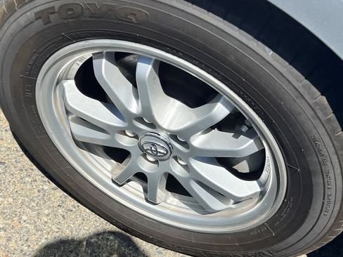 Used 2021 Toyota Prius LE AWD/4WD image 12