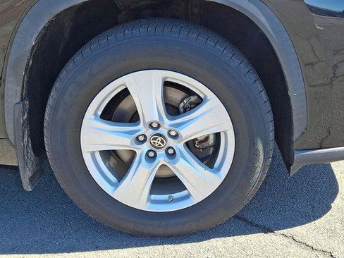 Certified 2021 Toyota Highlander LE image 28