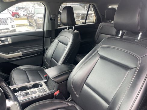 Used 2023 Ford Explorer XLT w/ Equipment Group 202A image 8