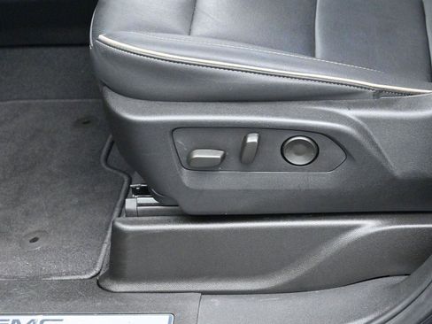 Used 2025 GMC Yukon Elevation image 17