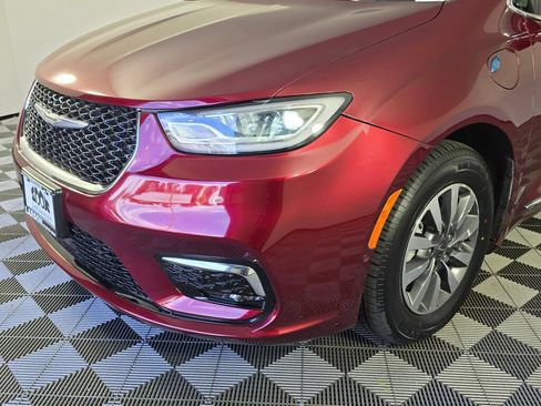 Used 2022 Chrysler Pacifica Limited w/ Uconnect Theater Family Group FWD image 9