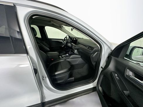 Used 2025 Ford Escape SE image 32