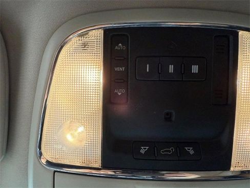 Used 2011 Jeep Grand Cherokee Overland image 31