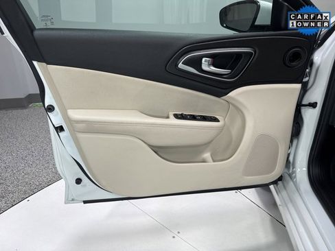 Used 2016 Chrysler 200 Limited image 6