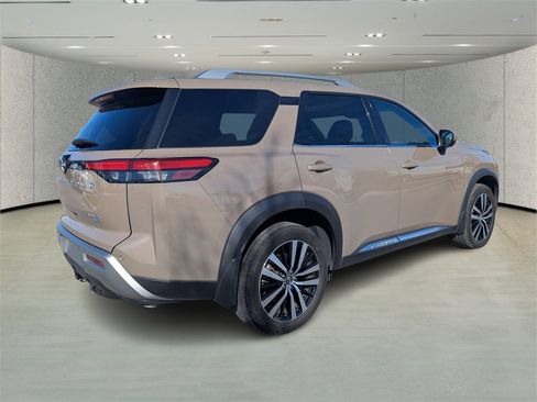 Used 2023 Nissan Pathfinder Platinum image 3
