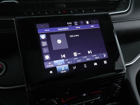 Used 2023 Jeep Grand Cherokee L Laredo image 13