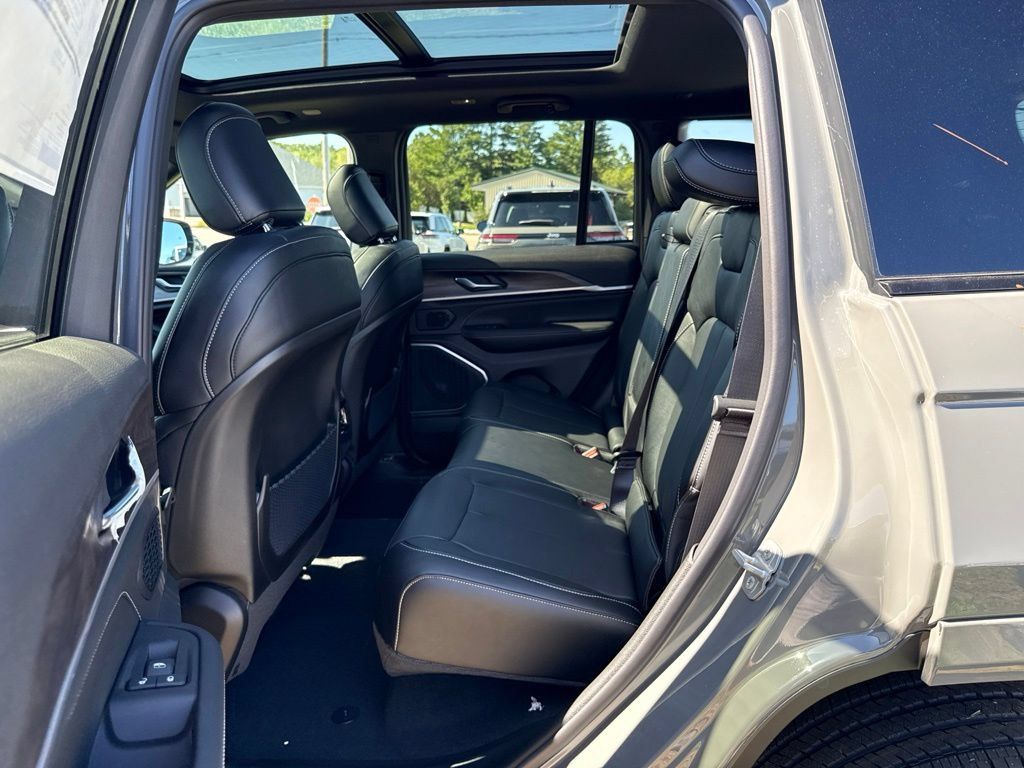 New 2027 Jeep Grand Cherokee Limited AWD/4WD image 22