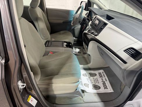 Used 2011 Toyota Sienna w/ Towing Pkg FWD image 12