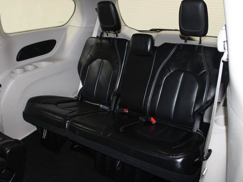 Used 2023 Chrysler Pacifica Touring-L FWD image 25