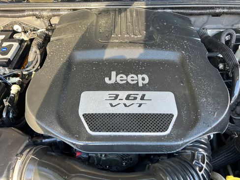 Used 2013 Jeep Wrangler Unlimited Sahara w/ Dual Top Group AWD/4WD image 39