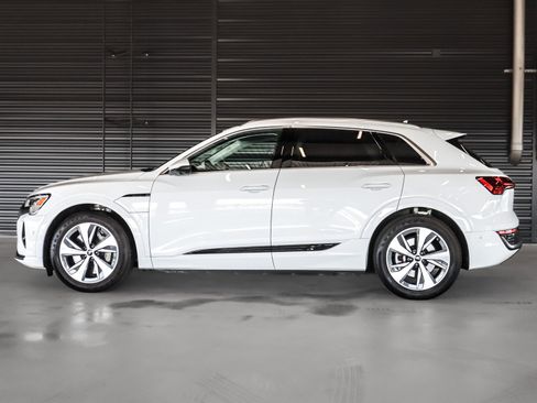 Used 2024 Audi Q8 e-tron Premium Plus w/ Premium Plus Package image 13