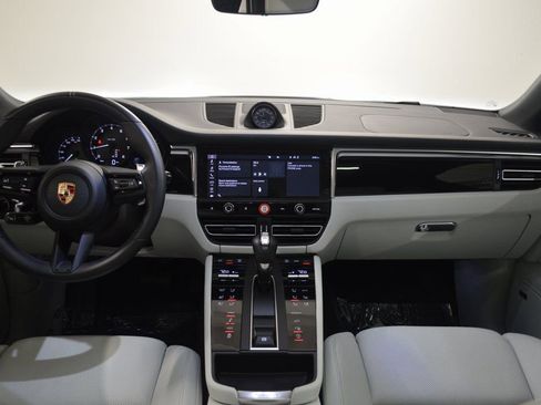 Certified 2025 Porsche Macan image 36