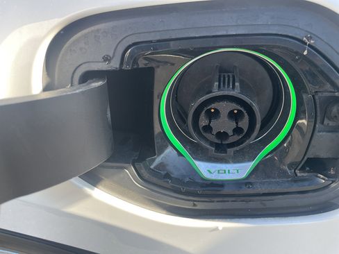 Used 2017 Chevrolet Volt Premier w/ Driver Confidence II Package image 9