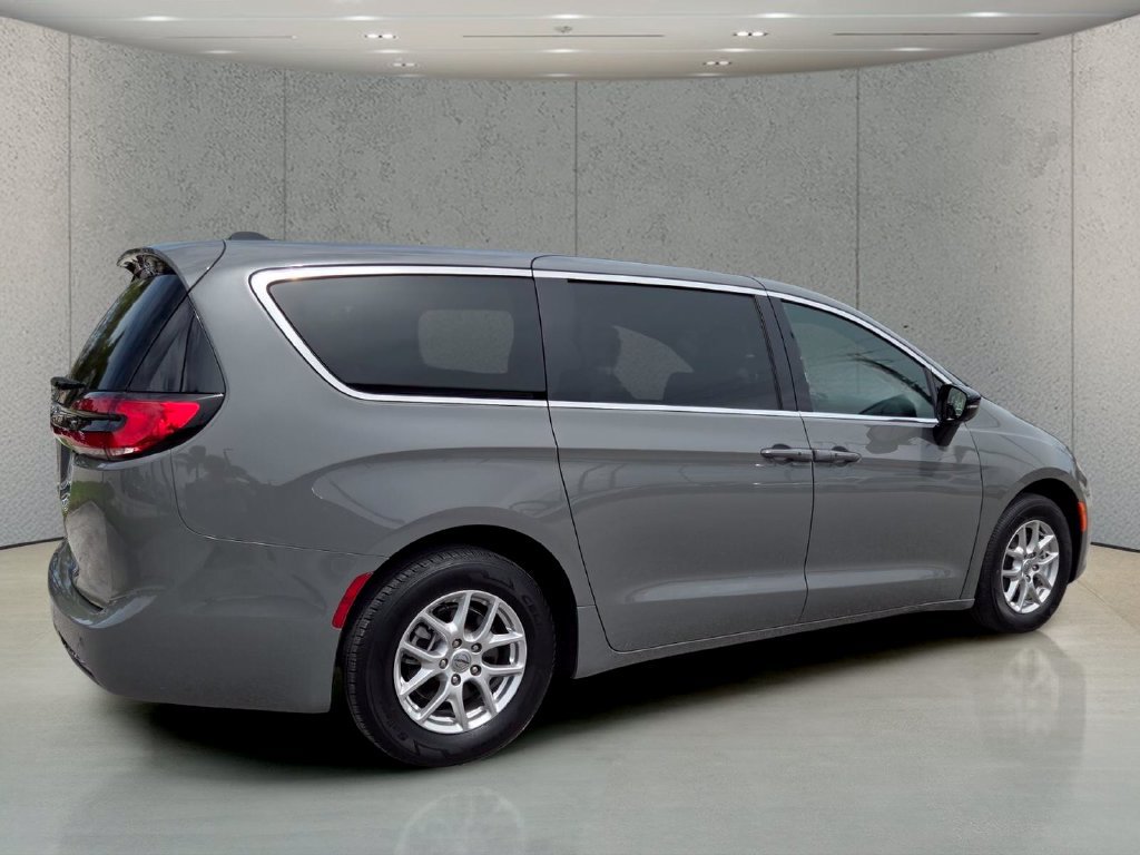 Used 2025 Chrysler Pacifica Select FWD image 5