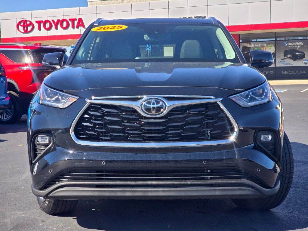 Used 2025 Toyota Highlander Limited AWD/4WD image 3
