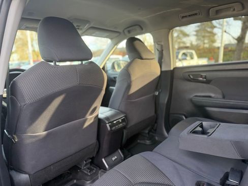 Used 2024 Toyota Highlander LE image 17