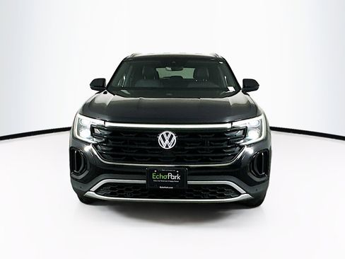Used 2025 Volkswagen Atlas Cross Sport SE image 2
