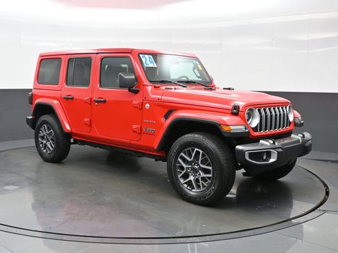 Used 2024 Jeep Wrangler Sahara image 8