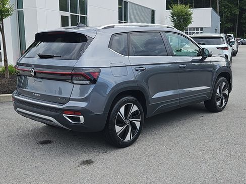Used 2025 Volkswagen Taos SE AWD/4WD image 2