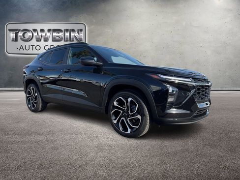 Used 2025 Chevrolet Trax RS w/ Driver Confidence Package image 2