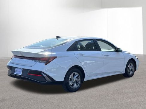 New 2026 Hyundai Elantra SE FWD image 4