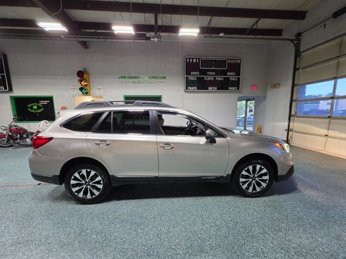 Used 2017 Subaru Outback 3.6R Limited AWD/4WD image 5