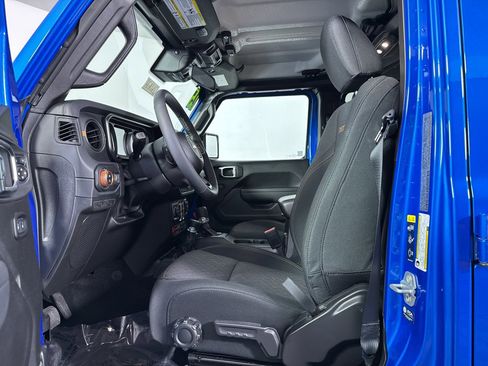 Used 2025 Jeep Gladiator Mojave w/ Convenience Group AWD/4WD image 5
