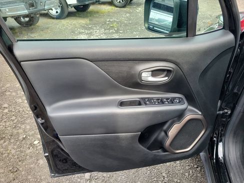 Used 2023 Jeep Renegade Latitude AWD/4WD image 21
