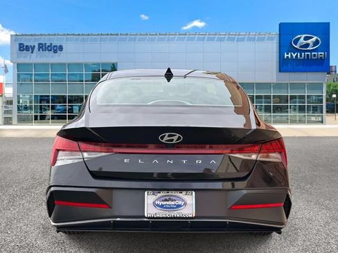 Used 2025 Hyundai Elantra SEL FWD image 5