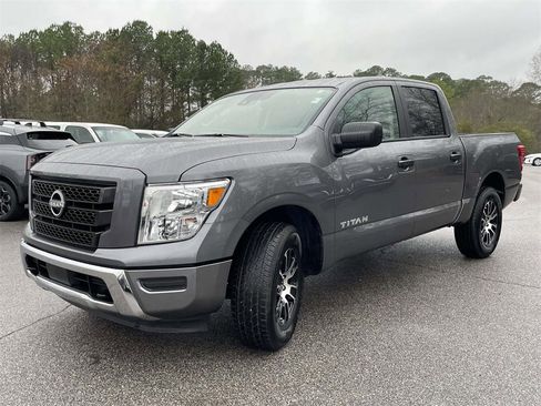 Used 2024 Nissan Titan SV image 7