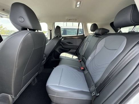Used 2025 Volkswagen Tiguan SE FWD image 9