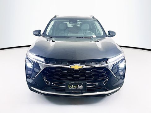 Used 2025 Chevrolet Trax LT w/ LT Convenience Package image 2