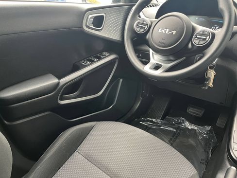 Used 2025 Kia Soul LX w/ LX Technology Package FWD image 39