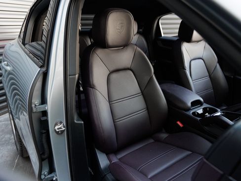 Certified 2026 Porsche Cayenne Coupe AWD/4WD image 38
