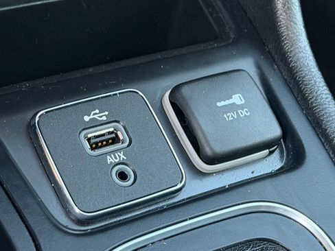 Used 2019 Jeep Cherokee Latitude w/ Popular Appearance Group FWD image 20