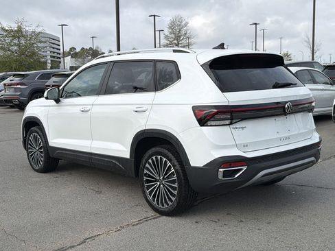 New 2026 Volkswagen Taos SE FWD image 3