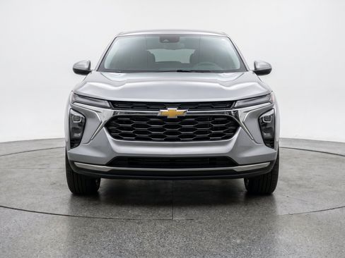 Used 2025 Chevrolet Blazer LT FWD image 2