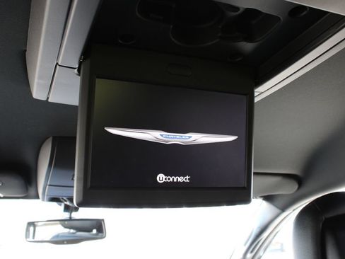 Used 2016 Chrysler Town & Country S w/ Driver Convenience Group FWD image 15