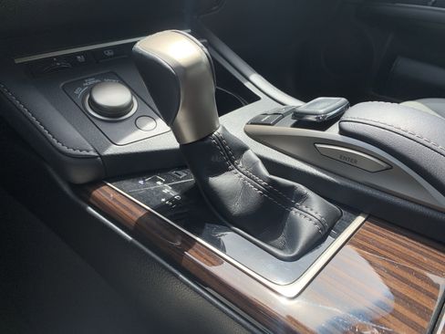 Used 2017 Lexus ES 350 w/ Luxury Package image 22