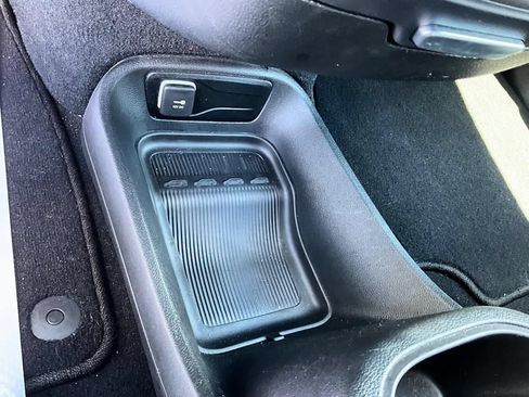 Used 2025 Chrysler Pacifica Select FWD image 25