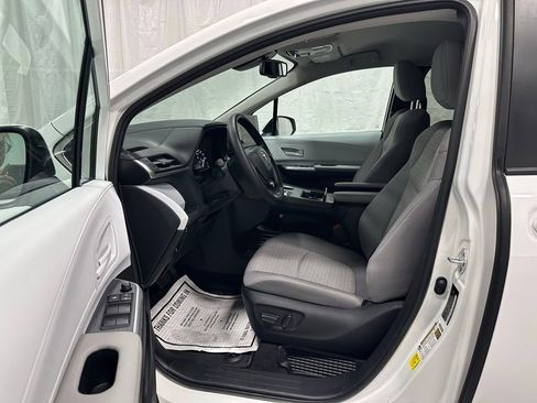 Used 2026 Toyota Sienna LE image 10