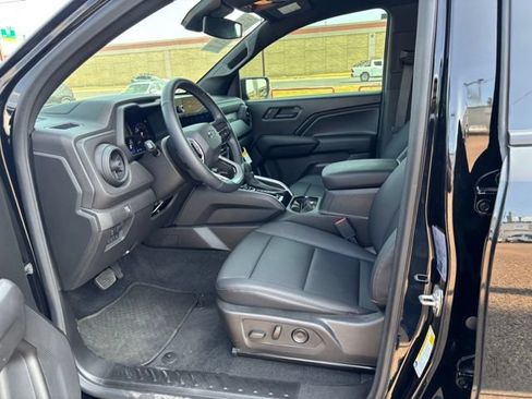Used 2025 Chevrolet Colorado Trail Boss AWD/4WD image 8