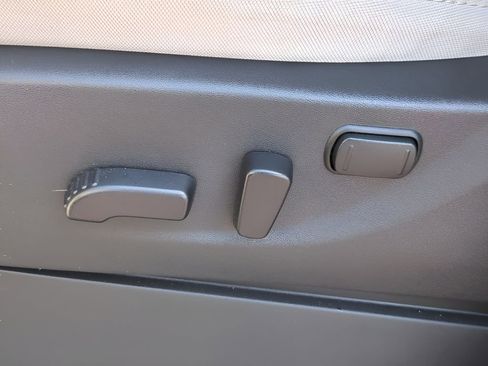 Used 2025 Nissan Frontier SV image 19