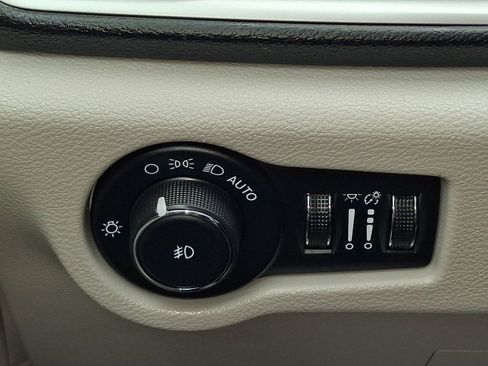 Used 2024 Chrysler Pacifica Touring-L FWD image 28
