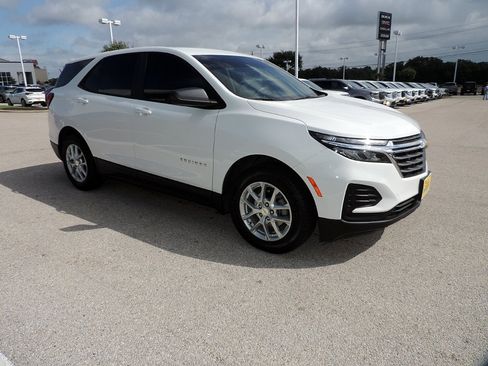 Used 2024 Chevrolet Equinox LS FWD image 3