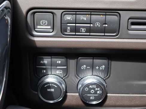 Used 2023 GMC Yukon SLT w/ SLT Luxury Package AWD/4WD image 16