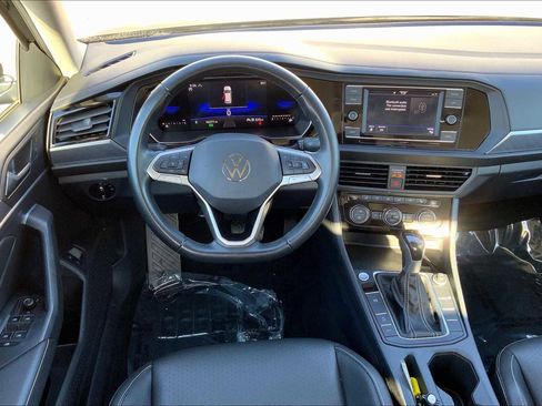 Used 2024 Volkswagen Jetta SE image 5