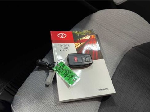 Used 2019 Toyota C-HR XLE image 32