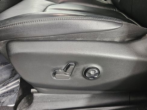 Used 2022 Chrysler Pacifica Touring-L w/ Uconnect Theater Family Group AWD/4WD image 16