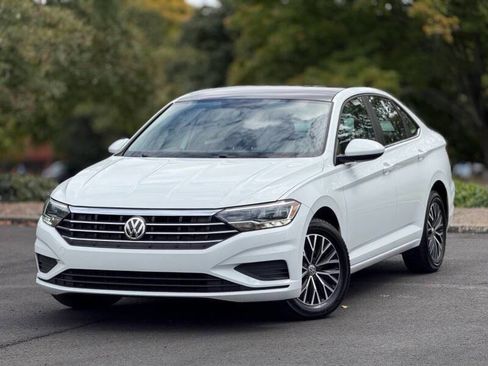 Used 2019 Volkswagen Jetta SE image 2